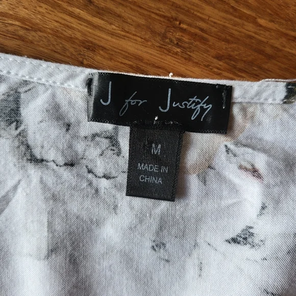 White flowy crop top, floral pattern, size medium - Picture 3 of 4